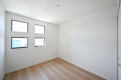 【洋室】 | 大泉町吉田2期2棟 グラファーレ　1号棟 | スクエア型の窓が特徴的な明るい洋室は子供部屋にもピッタリです♪