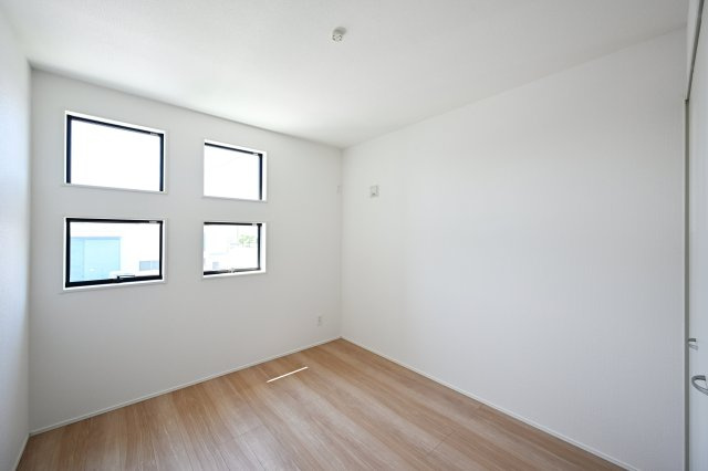 【洋室】 | 大泉町吉田2期2棟 グラファーレ　1号棟 | スクエア型の窓が特徴的な明るい洋室は子供部屋にもピッタリです♪