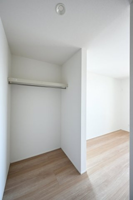 【収納】 | 大泉町吉田2期2棟 グラファーレ　1号棟 | 寝室にはウォークインクローゼットがついておりおしゃれなご家族もうれしい空間です♪