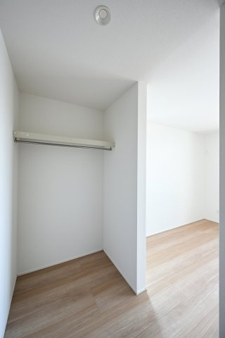 【収納】 | 大泉町吉田2期2棟 グラファーレ　1号棟 | 寝室にはウォークインクローゼットがついておりおしゃれなご家族もうれしい空間です♪