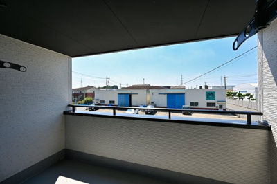 【バルコニー】 | 大泉町吉田2期2棟 グラファーレ　1号棟 | バルコニーは屋根付きのインナーバルコニーとなっております。
洗濯物を突然の雨から守ってくれます♪