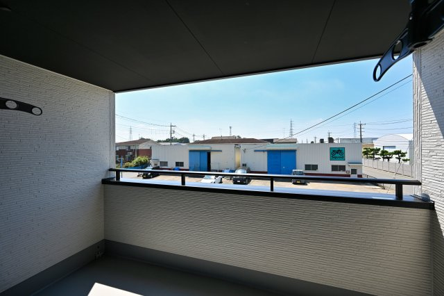 【バルコニー】 | 大泉町吉田2期2棟 グラファーレ　1号棟 | バルコニーは屋根付きのインナーバルコニーとなっております。
洗濯物を突然の雨から守ってくれます♪