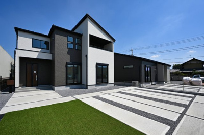 【庭】 | 大泉町吉田2期2棟 グラファーレ　1号棟 | 広いお庭でBBQやガーデニング、ドッグランなど夢が広がりますね♪