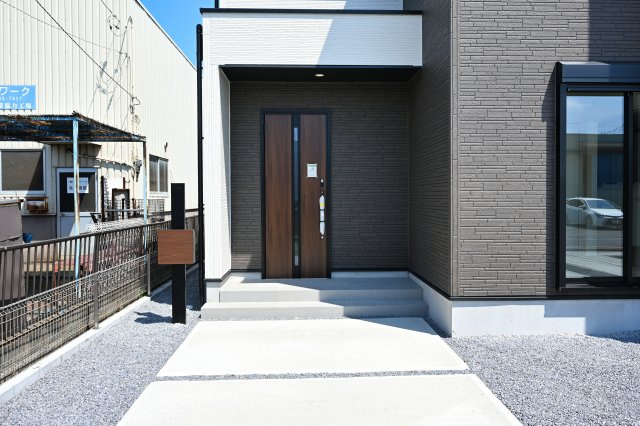 【玄関】 | 大泉町吉田2期2棟 グラファーレ　1号棟 | 屋根付きの玄関は雨の日のぬれずに出入りすることができます！
ダブルロックドアで防犯性も◎