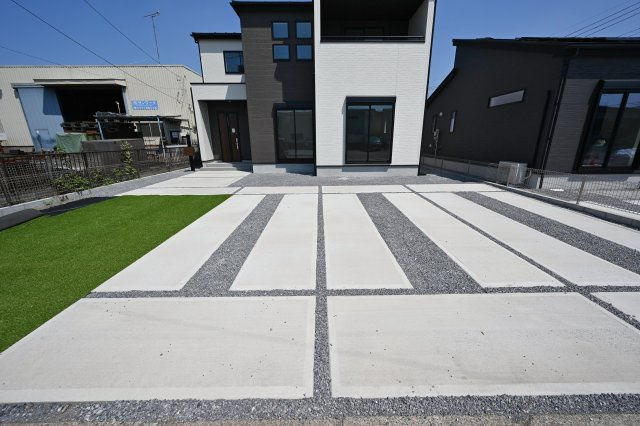 【駐車場】 | 大泉町吉田2期2棟 グラファーレ　1号棟 | 並列駐車可能なカースペースです！お客様も遊びに来やすいですね♪