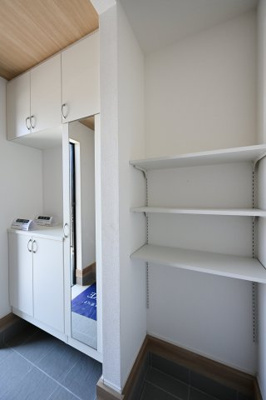 【収納】 | 大泉町吉田2期2棟 グラファーレ　1号棟 | 天井までの高さがあるたっぷり玄関収納。可動棚で調整可能ですので、背の高いブーツもすっぽり収まります。