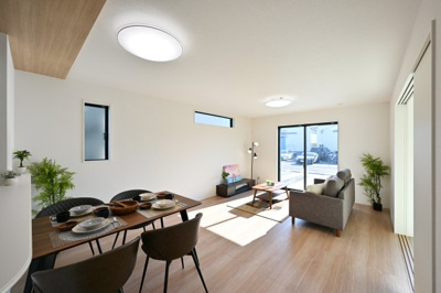 【居間・リビング】 | 大泉町吉田2期2棟 グラファーレ　1号棟 | 広々としていて明るい日差しもたくさん入ってきます。家具を置いてもゆとりある空間となっております♪