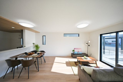 【居間・リビング】 | 大泉町吉田2期2棟 グラファーレ　1号棟 | 温かみのある木目のフローリングが印象的なリビング。
家族団らんの時間をゆったりとお楽しみください♪