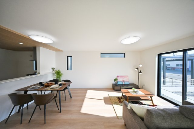 【居間・リビング】 | 大泉町吉田2期2棟 グラファーレ　1号棟 | 温かみのある木目のフローリングが印象的なリビング。
家族団らんの時間をゆったりとお楽しみください♪