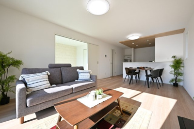 【居間・リビング】 | 大泉町吉田2期2棟 グラファーレ　1号棟 | お友達を呼んでホームパーティーもできる広々ダイニングです♪