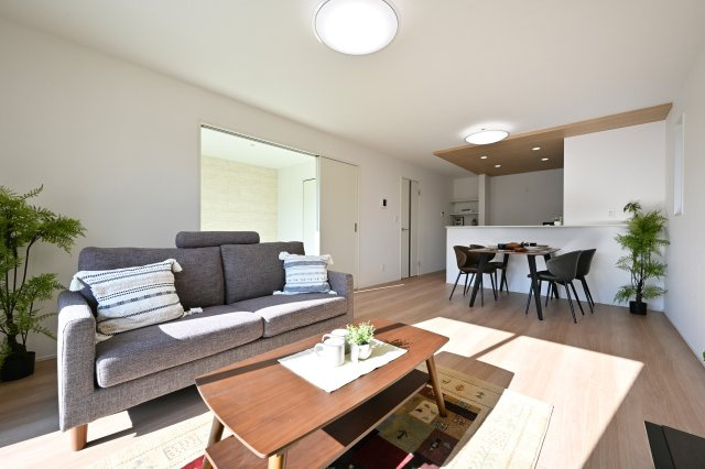 【居間・リビング】 | 大泉町吉田2期2棟 グラファーレ　1号棟 | お友達を呼んでホームパーティーもできる広々ダイニングです♪