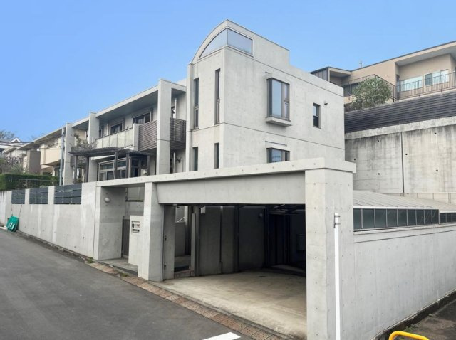 横浜市港北区日吉本町5丁目 中古戸建て【仲介手数料無料】カースペース4台の外観