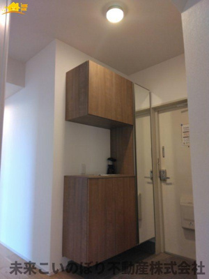 【玄関】 | アーバンみらい東大宮東二番街９号棟 | 内側から見た玄関はとても開放感があり、気持ちよくお出かけができます。
収納もしっかりあるので家族の靴をきちんと片づけておけます。