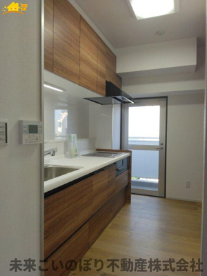 【キッチン】 | アーバンみらい東大宮東二番街９号棟 | お料理に集中できる独立型キッチン！音や匂いがダイニングに届きにくいのが特徴です。壁面が多いので収納スペースにも余裕ができ急な来客の際に積み重なった食器を見られてしまったなんてことも防げますよ！