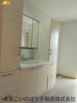 【独立洗面台】 | 蓮田市閏戸中古戸建 | 鏡の裏は収納になっています。
スッキリ収納ができます！