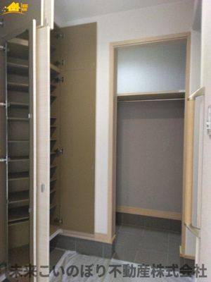 【玄関】 | 蓮田市閏戸中古戸建 | 内側から見た玄関はとても開放感があり、気持ちよくお出かけができます。
収納もしっかりあるので家族の靴をきちんと片づけておけます。