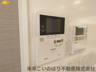 【防犯設備】 | 蓮田市閏戸中古戸建 | TVインターフォンは来訪者の確認にとても便利で安心です。
録画システム付きなので、留守時の確認も可能です。