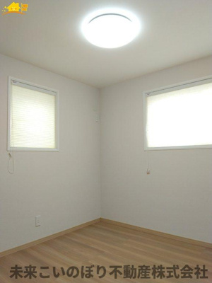 【子供部屋】 | 蓮田市閏戸中古戸建 | 二面採光のお部屋で日当たり通風良好です！
収納も大きく過ごしやすいです。お子さんのお部屋にいかがでしょうか