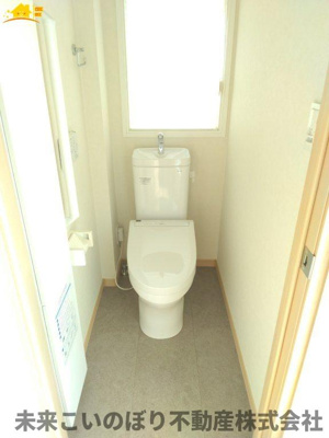 【トイレ】 | 蓮田市閏戸中古戸建 | シンプルな機能を搭載したトイレ。家族みんなが使う場所だからこそ清潔にこだわりたいですね。