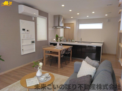 【居間・リビング】 | 蓮田市閏戸中古戸建 | 一日の中で多くの時間を過すことになるリビングダイニングだからこそ、いつも穏やかな空間であることが必然。爽やかな通風と採光を存分に感じる事が出来る空間です。