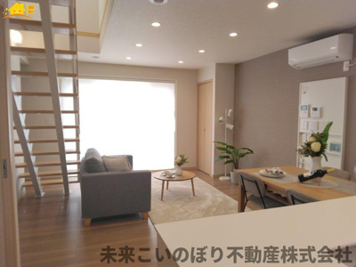 【居間・リビング】 | 蓮田市閏戸中古戸建 | 日当たりの良い明るいリビングで家族との大切な時間が過ごせますね！