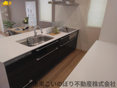 【キッチン】 | 蓮田市閏戸中古戸建 | 対面キッチンならつくりたてのお料理をすぐに食卓へ♪配膳しながら調理ができるので調理スペースを広く使用でき、作業効率も上がります♪