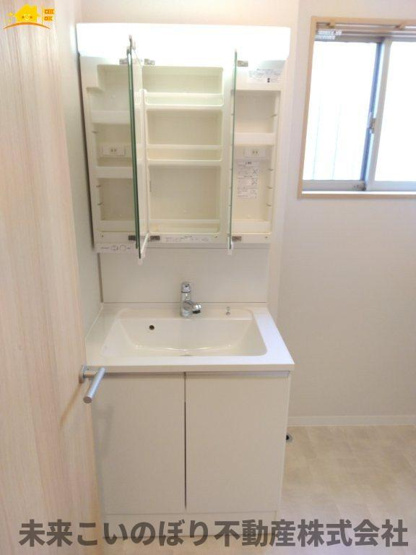【独立洗面台】 | 加須市東栄2丁目中古戸建て | 鏡の裏は収納になっています。
スッキリ収納ができます！