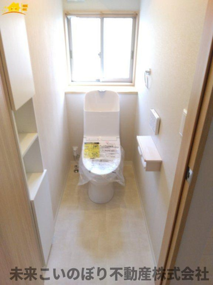 【トイレ】 | 加須市東栄2丁目中古戸建て | 白を基調とした清潔感のある空間です◎お好みのアレンジでオリジナルの空間に仕上げましょう♪