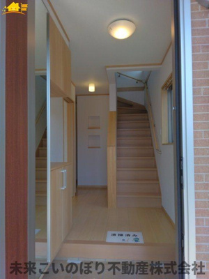 【玄関】 | 加須市東栄2丁目中古戸建て | 収納もある玄関です