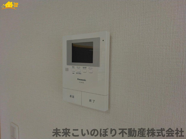 【防犯設備】 | 加須市東栄2丁目中古戸建て | TVインターフォンは来訪者の確認にとても便利で安心です。
録画システム付きなので、留守時の確認も可能です。