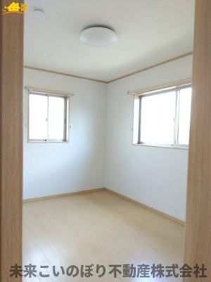 【子供部屋】 | 加須市東栄2丁目中古戸建て | 二面採光のお部屋で日当たり通風良好です！
収納も大きく過ごしやすいです。お子さんのお部屋にいかがでしょうか