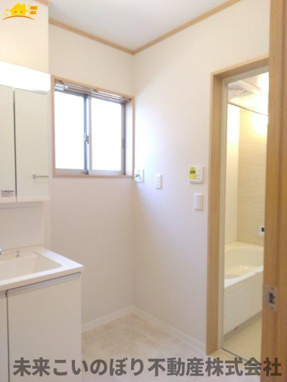 【脱衣所】 | 加須市東栄2丁目中古戸建て | 洗面脱衣室には窓があり空気の入れ替えが出来カビの防止対策できますよ。