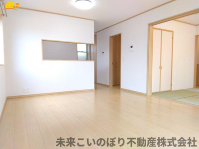 【居間・リビング】 | 加須市東栄2丁目中古戸建て | 一日の中で多くの時間を過すことになるリビングダイニングだからこそ、いつも穏やかな空間であることが必然。爽やかな通風と採光を存分に感じる事が出来る空間です。