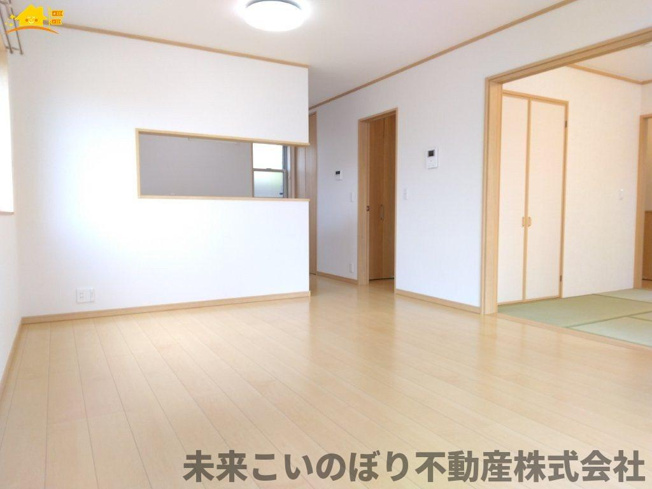 【居間・リビング】 | 加須市東栄2丁目中古戸建て | 一日の中で多くの時間を過すことになるリビングダイニングだからこそ、いつも穏やかな空間であることが必然。爽やかな通風と採光を存分に感じる事が出来る空間です。