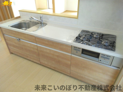 【キッチン】 | 加須市東栄2丁目中古戸建て | 対面キッチンならつくりたてのお料理をすぐに食卓へ♪配膳しながら調理ができるので調理スペースを広く使用でき、作業効率も上がります♪