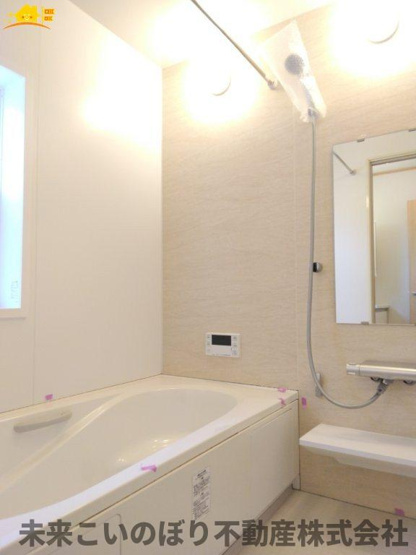 【浴室】 | 加須市東栄2丁目中古戸建て | １坪サイズのバスルーム。浴室換気乾燥機を標準装備。乾きやすい床やお手入れのしやすい排水口など、いつも清潔にご使用いただけます。