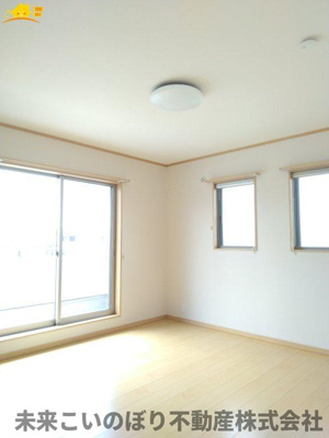 【寝室】 | 加須市東栄2丁目中古戸建て | 主寝室は大型ベッドもラクラク設置できます♪ゆとりある動線も確保でき、ゆったりとお寛ぎいただけます♪