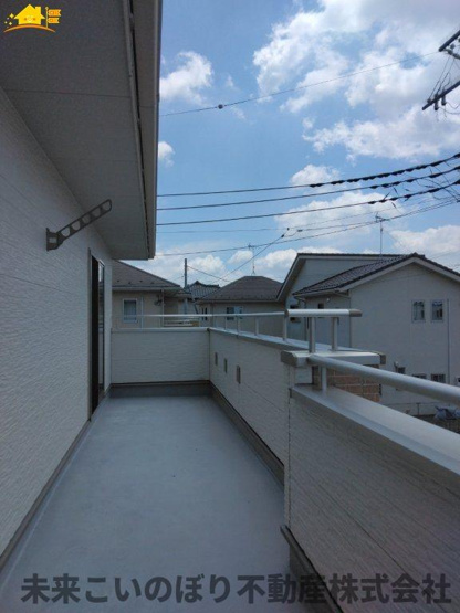 【バルコニー】 | 加須市東栄2丁目中古戸建て | 南向きのバルコニーは日当たり風当たりがとてもいいです。
洗濯物も良く乾きますね。
