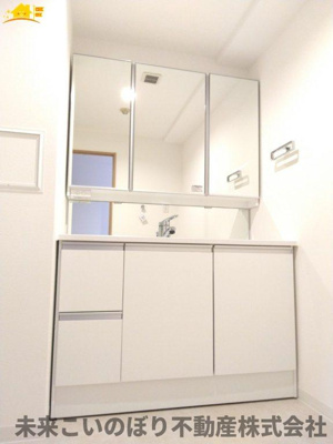 【独立洗面台】 | エクセル大宮東３番館 | 毎朝の身支度を整えるのに便利な三面鏡洗面台。メイクやヘアセット時に左右のバランスを同時に確認できるので大変便利♪鏡を開けば収納スペースになっているのでスッキリとお使いいただけます♪