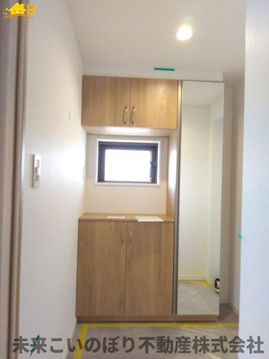 【玄関】 | エクセル大宮東３番館 | 内側から見た玄関はとても開放感があり、気持ちよくお出かけができます。
収納もしっかりあるので家族の靴をきちんと片づけておけます。