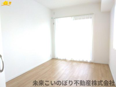 【その他】 | エクセル大宮東３番館 | 開口部からたっぷりの自然光が注ぎこむ洋室！日中は照明を点ける必要がなく、冬場は暖かいので電気代の節約にもなります♪