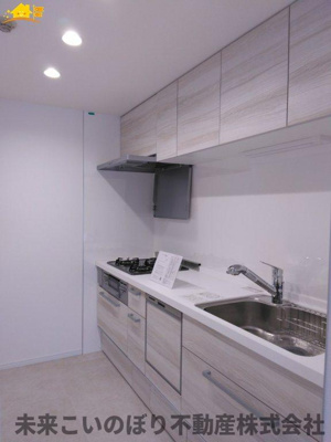 【キッチン】 | エクセル大宮東３番館 | お料理に集中できる独立型キッチン！音や匂いがダイニングに届きにくいのが特徴です。壁面が多いので収納スペースにも余裕ができ急な来客の際に積み重なった食器を見られてしまったなんてことも防げますよ！