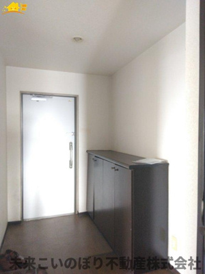 【玄関】 | ライオンズガーデン花崎A棟 | 内側から見た玄関はとても開放感があり、気持ちよくお出かけができます。
収納もしっかりあるので家族の靴をきちんと片づけておけます。