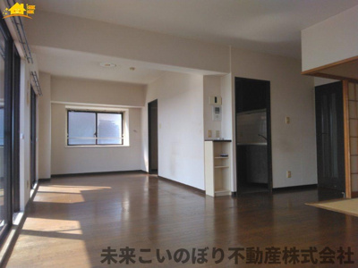 【居間・リビング】 | ライオンズガーデン花崎A棟 | 一日の中で多くの時間を過すことになるリビングダイニングだからこそ、いつも穏やかな空間であることが必然。爽やかな通風と採光を存分に感じる事が出来る空間です。