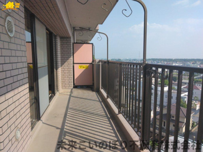 【バルコニー】 | ライオンズガーデン花崎A棟 | 南西向きのバルコニーは日当たり風当たりがとてもいいです。
洗濯物も良く乾きますね。
