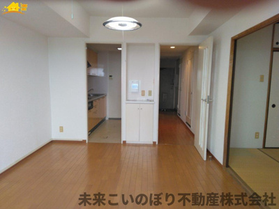 【居間・リビング】 | ライオンズガーデン久喜参番館 | 日当たりの良い明るいリビングで家族との大切な時間が過ごせますね！