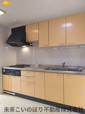 【キッチン】 | ライオンズガーデン久喜参番館 | お料理に集中できる独立型キッチン！音や匂いがダイニングに届きにくいのが特徴です。壁面が多いので収納スペースにも余裕ができ急な来客の際に積み重なった食器を見られてしまったなんてことも防げますよ！