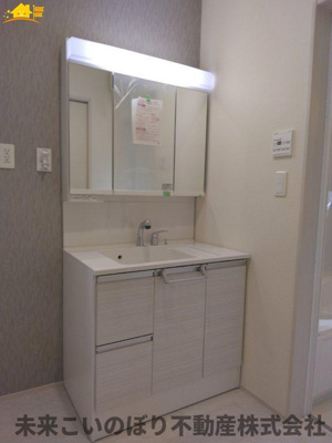 【独立洗面台】 | Blooming Garden久喜市野久喜3期 | 鏡の裏は収納になっています。
スッキリ収納ができます！