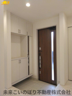 【玄関】 | Blooming Garden久喜市野久喜3期 | 内側から見た玄関はとても開放感があり、気持ちよくお出かけができます。
収納もしっかりあるので家族の靴をきちんと片づけておけます。