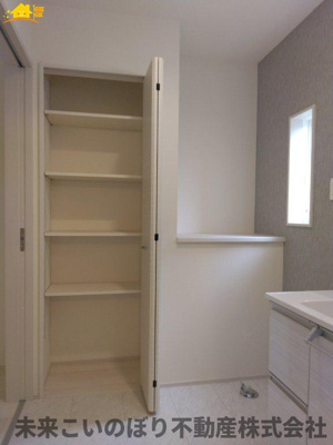 【脱衣所】 | Blooming Garden久喜市野久喜3期 | 洗面脱衣室には窓があり空気の入れ替えが出来カビの防止対策できますよ。